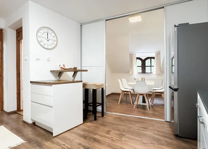 Castle View Retreat Breakfast Available Nearby *