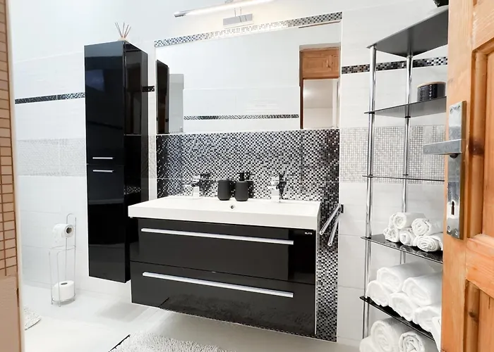 Castle View Retreat Breakfast Available Nearby *