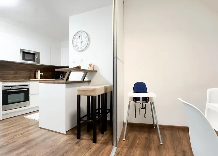 Castle View Retreat Breakfast Available Nearby